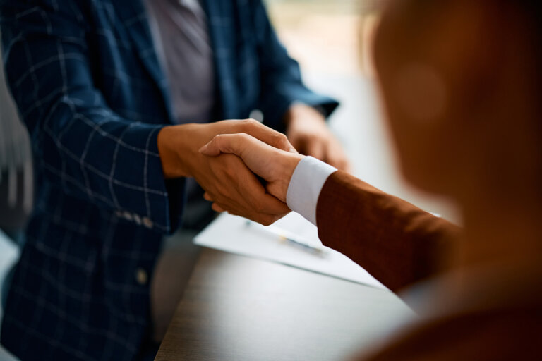 person shaking hands and is speaking with a trusts lawyer in fort worth/ dallas texas to avoid a trust dispute